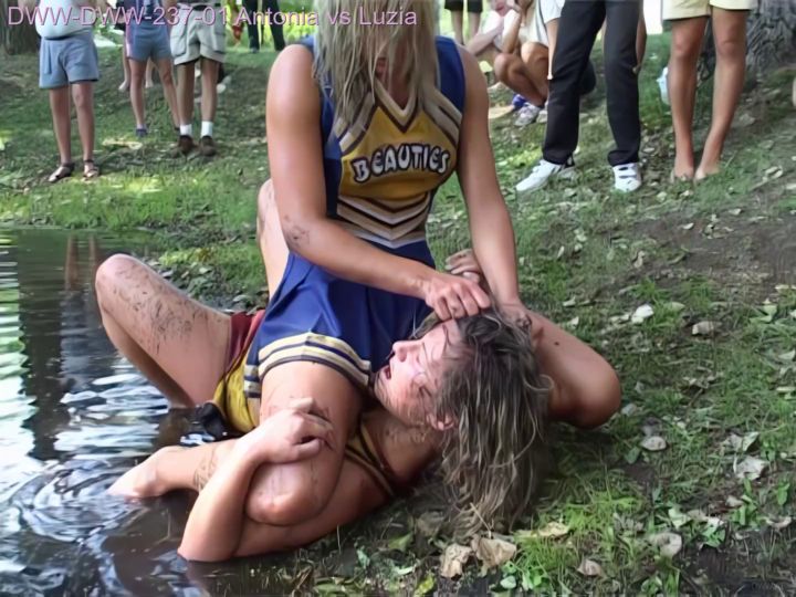 DWW-237-01 Swamp Women - Antonia vs Luzia