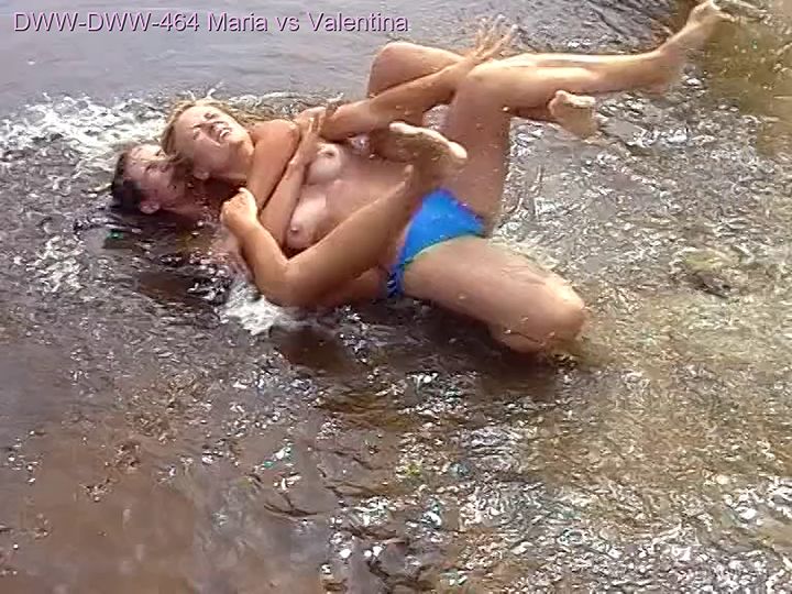 DWW-464 Topless Fight on the Beach - Maria vs Valentina